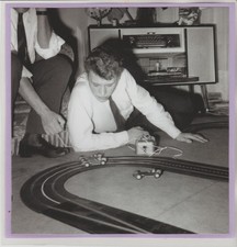 JOHNNY  HALLYDAY   N° 27  : PHOTO DE MAGAZINE  PLASTIFIEE .