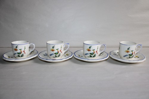 Tasses café et soucoupes - et,