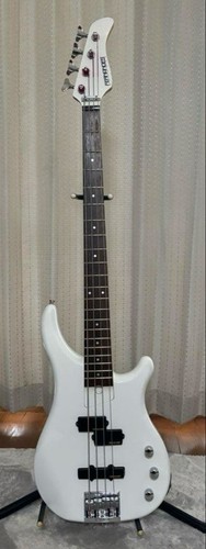 Basse électrique blanche