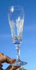 Sèvres - Flûte à champagne en cristal taillé. Signée