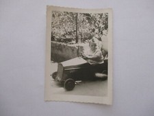 PHOTOGRAPHIE ANCIENNE 1947 ENFANT ET SON JOUET ANCIEN VOITURE A PEDALE