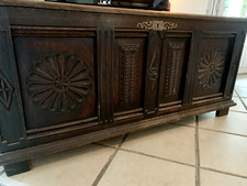 Coffre banquette ancien bois massif avec motifs sculptés