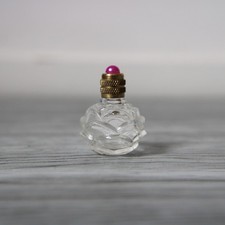Miniature de parfum vide, bouteille en verre de forme rose, couleur fuchsia