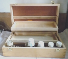 Boite De Peinture en bois clair 3 étagères intérieur  comme neuve