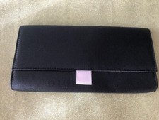 ? Guerlain ? deux pochettes  femme  ? Sac de soirée ?