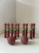 Ensemble anciennes quilles en bois personnages jeu