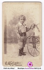 PETIT GARÇON AVEC UN TRICYCLE
