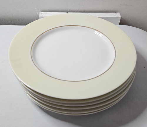 Six assiettes plates - , en