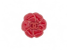 BROCHE CHANEL CAMELIA LOGO CC 2005 EN RESINE ROUGE SURPIQUE RED BROOCH 590€