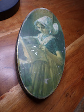 Ancienne  Boite ovale décor de femme en tole ( ref 8 )