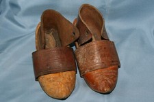 paire de sabots enfants anciens bois  cuir artisanat régional art populaire **
