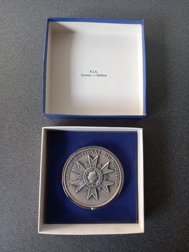 Médaille boite presse - presse, papier