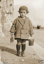 Tirage photo ancienne Jeune enfant avec un seau et une pelle plage