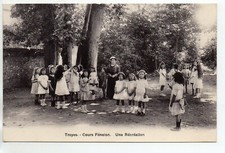 TROYES - AUBE - CPA 10 - Le cours Fenelon - une récreation - fillettes jeux