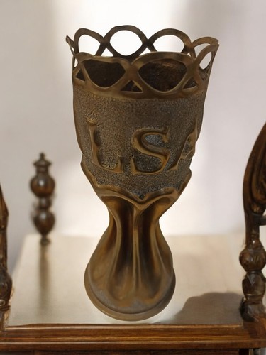 Vase obus sculpté décor
