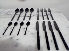 LOT DE COUVERTS EN ACIER DE COULEUR NOIRE MAT ANNEE 2000