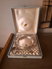 COFFRET DE NAISSANCE , ASSIETTE A BOUILLIE + CUILLERE , METAL ARGENTE , RABIER ?