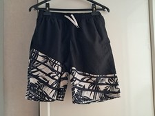 Short de bain taille S noir motif palmier Gémo.