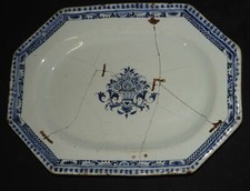 ROUEN XVIIIème - Grand plat (32 x 42 cm, réparé avec des agrafes)