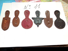 11) Cuir pour insignes 