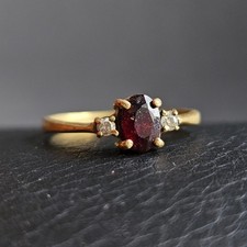 Bague pierre rouge cristaux blancs monture laiton plaqué or bijou vintage