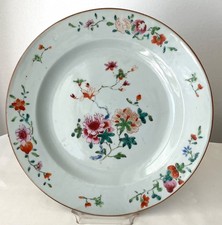 Belle assiette en porcelaine