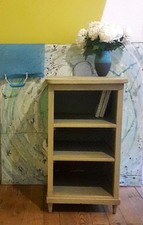 Bibliothèque en bois patinée.