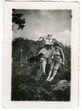 PHOTO amateur  SNAPSHOT,  un couple pose en extérieur avec 2 chiens dog 1930