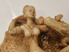 Femme nue Sexy vintage femme avec cendrier alligator