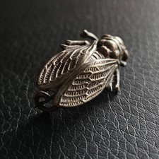 Broche cigale insecte métal argenté bijou ancien vintage longueur 25 mm