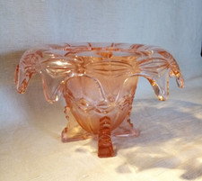 Vase, centre de table, en verre moulé rose, Art Déco