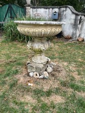 Grande vasque ancienne en pierre à décor de têtes de lions