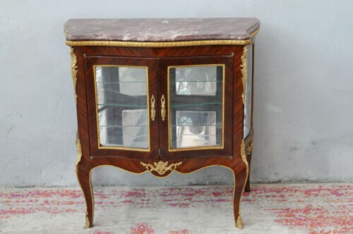Une vitrine style - louis, en
