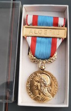 Médaille Commémorative Afrique du Nord agrafe ALGERIE bronze doré ORIGINAL MEDAL