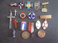 17 INSIGNES RELIGIEUX CERTAINS
