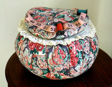 Boite à couture tissu et bord dentelle vintage Déco bobines bouton, mètre ruban