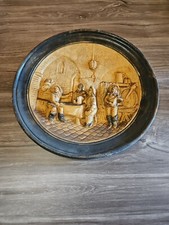 LOT 2 ANCIENNES ASSIETTES DECORATIVES MURALES en plâtre en relief signées BRAGEU