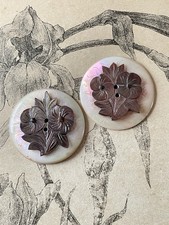 2 boutons anciens en nacre sculptée Fleurs Collection French Button 3cm