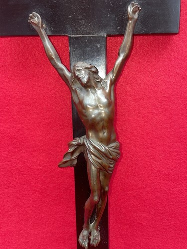 Crucifix ancien bois noirci