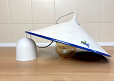 Abat-jour lustre vintage en céramique blanche décorée de motifs raisins bleus