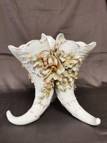 Vases tripode forme cornet