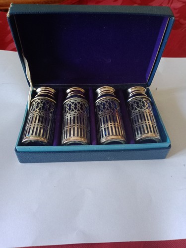 Quatre saupoudreuses verre - quatre, en