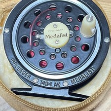 Moulinet de pêche à la mouche PFLUEGER 1494 AK Medalist argent noir lisse