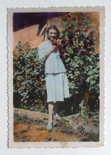 Jeune fille colorée, peint main, roses, rosier rouge  - Photo ancienne snapshot