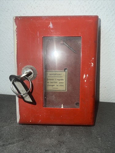 Ancienne boîte métal secours - métal,