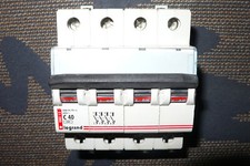 DISJONCTEUR TETRAPOLAIRE 40A