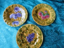 3 Assiettes a dessert en barbotine de Sarreguemines majolica décor de fruit