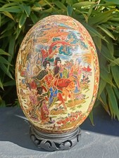 Très Grand Oeuf  en Porcelaine Asiatique Socle Bois .H 23,5 cm 