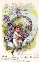 Fantaisies - n°75113 - Garçon assis sur un Fer à Cheval décoré de violett