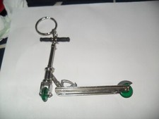 PORTE-CLES  TROTTINETTE PLIABLE ROUE VERT  VOIR 2 PHOTOS ET LIRE LA DESCRIPTION